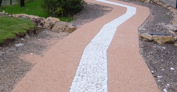 allée cheminement piéton en résine par viamenagement Chemin en graviers blancs et ocres serpentant.