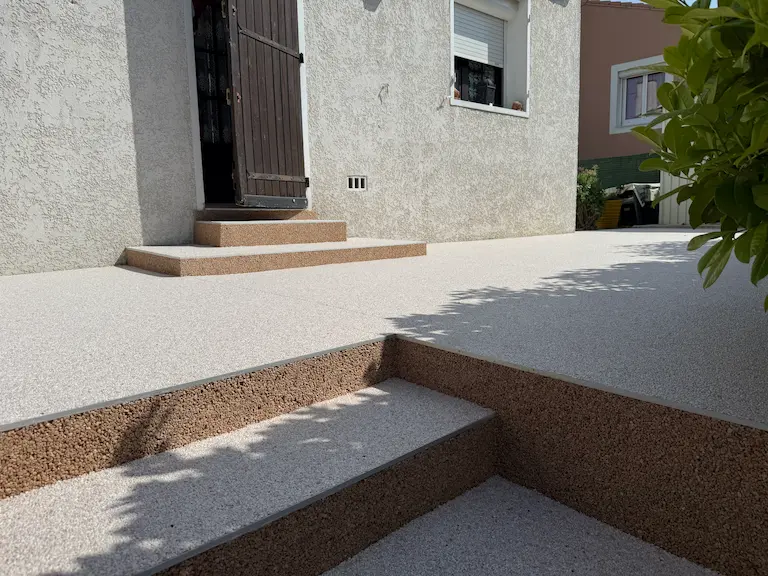 application moquette de pierre sur escalier après