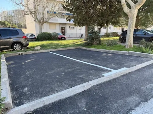 Place de parking vide dans un lotissement.