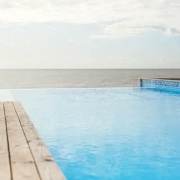 Piscine à débordement avec vue sur mer.