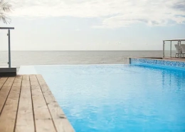 Piscine à débordement avec vue sur mer.