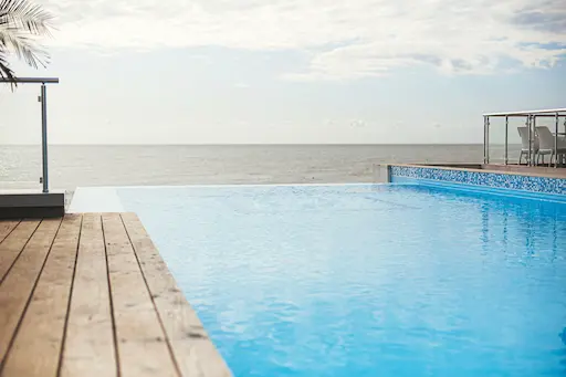 Piscine à débordement avec vue sur mer.