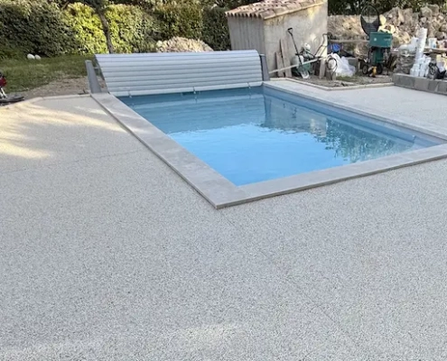 Finition en moquette de pierre autour d’une piscine à Gréasque