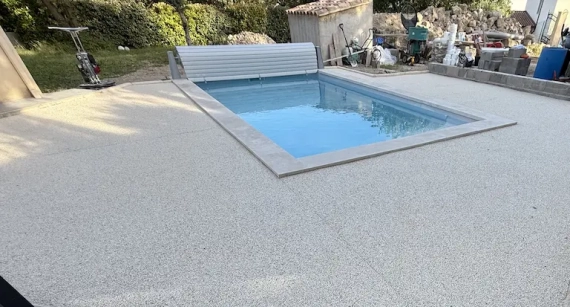 Finition en moquette de pierre autour d’une piscine à Gréasque