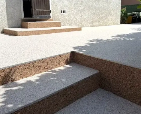 Terrasse avec dallage en pierre beige.