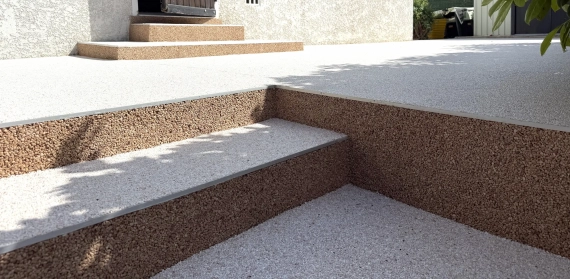 rénovation en 2 coloris résine d’escalier extérieur et muret en résine Marches d'escalier en granulat décoratif beige.