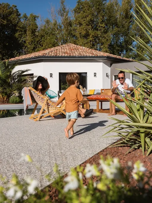 revêtement plage de piscine anti glissant pour enfants viamenagement couple et enfant dans leur jardin