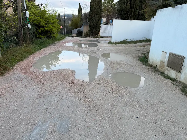 chemin inondé de lotissement avant goudronnage par viamenagement à marseille 13011