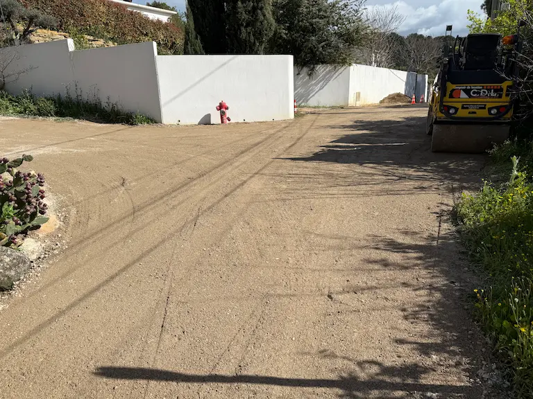 chemin lotissement aplati au rouleau compresseur avant goudronnage marseille 13011
