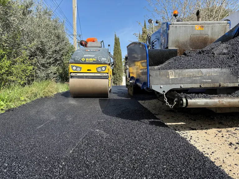 goudronnage en cours sur chemin de lotissement à marseille 13011 par viamenagement
