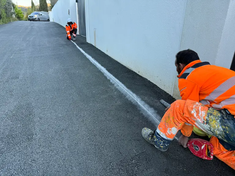 marquage au sol après goudronnage sur un chemin de lotissement à marseille 13011