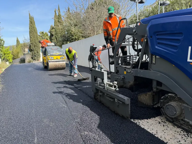 pose du goudron en cours sur chemin de lotissement à marseille 13011